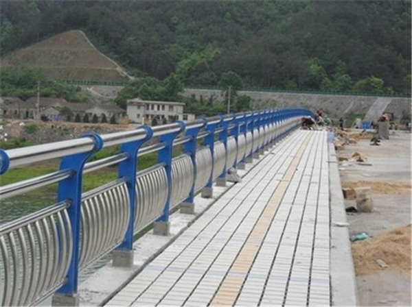 清远不锈钢桥梁护栏的特性及其在现代建筑中的应用